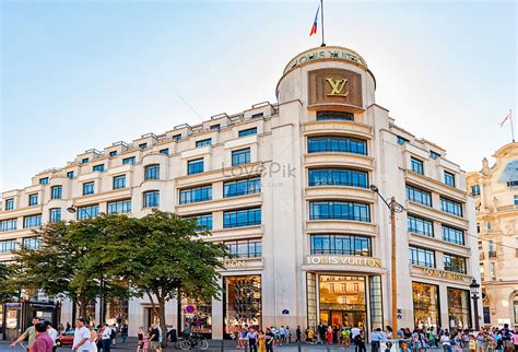 the biggest louis vuitton store in paris